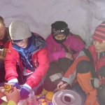 180224　大日ｹ岳-14A　雪洞の中で賑やかに夕食と自己紹介.jpg